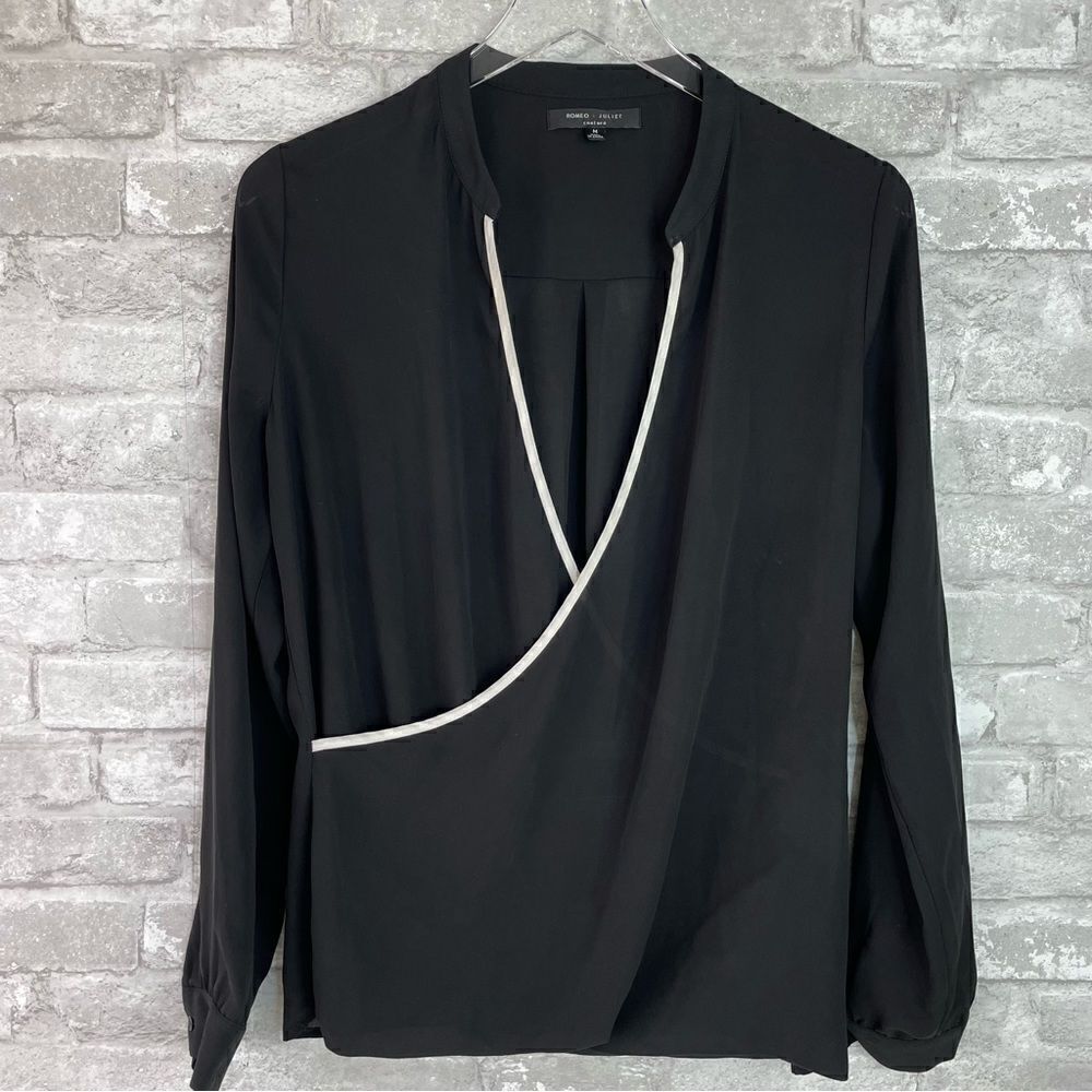 Romeo Juliet Couture Black Surplice Blouse Medium